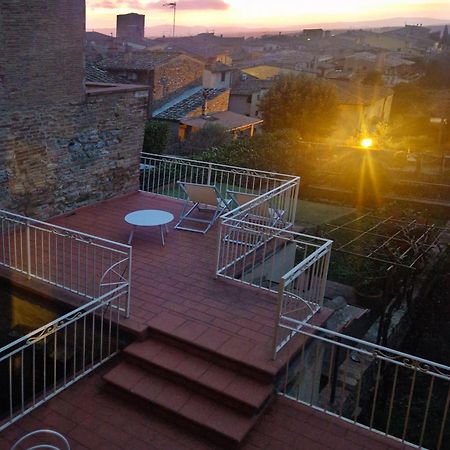 Appartamento Le Palme Con Terrazze In Centro San Gimignano Bagian luar foto