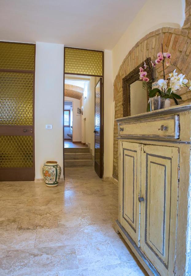 Appartamento Le Palme Con Terrazze In Centro San Gimignano Bagian luar foto