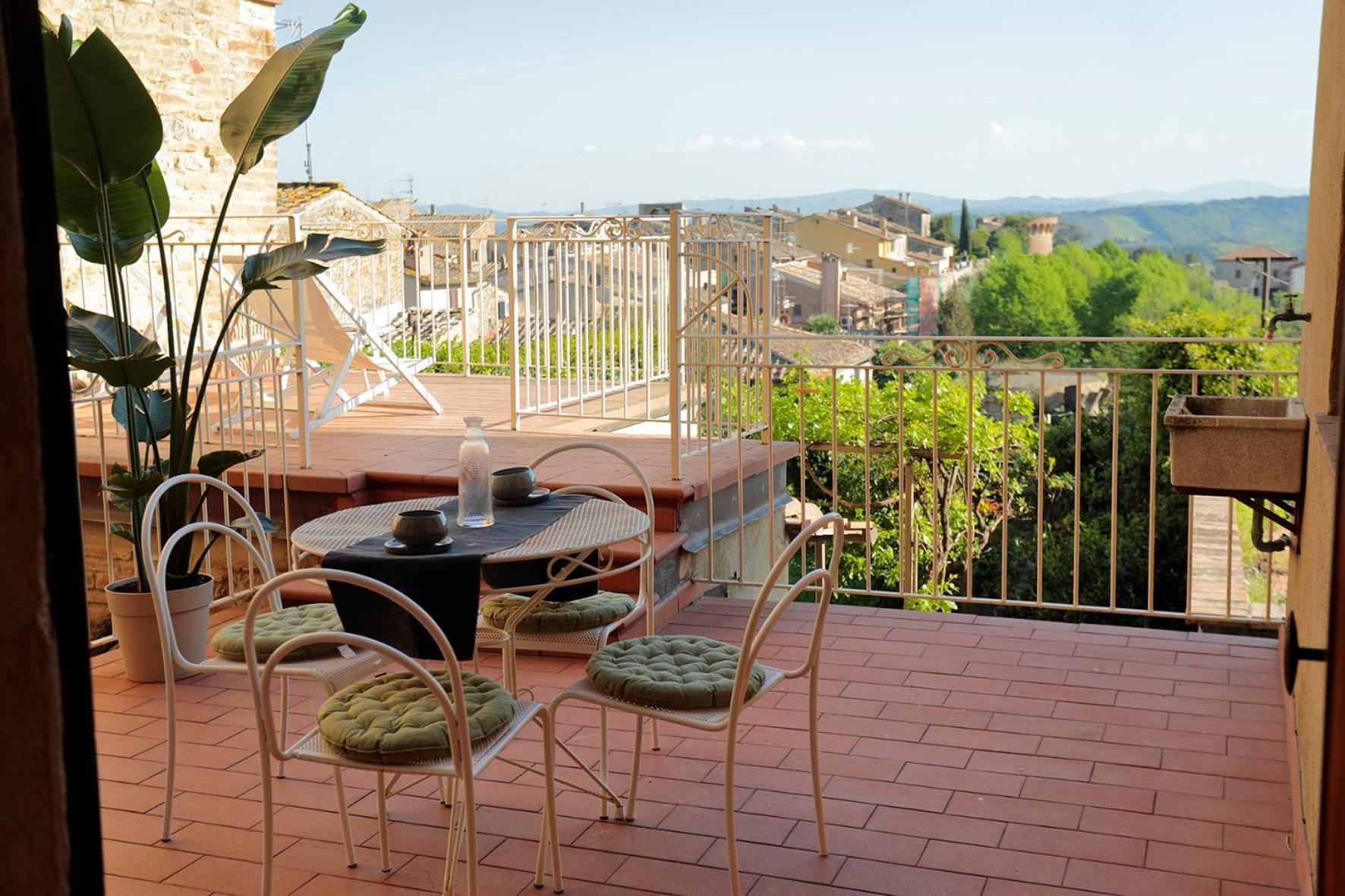 Appartamento Le Palme Con Terrazze In Centro San Gimignano Bagian luar foto