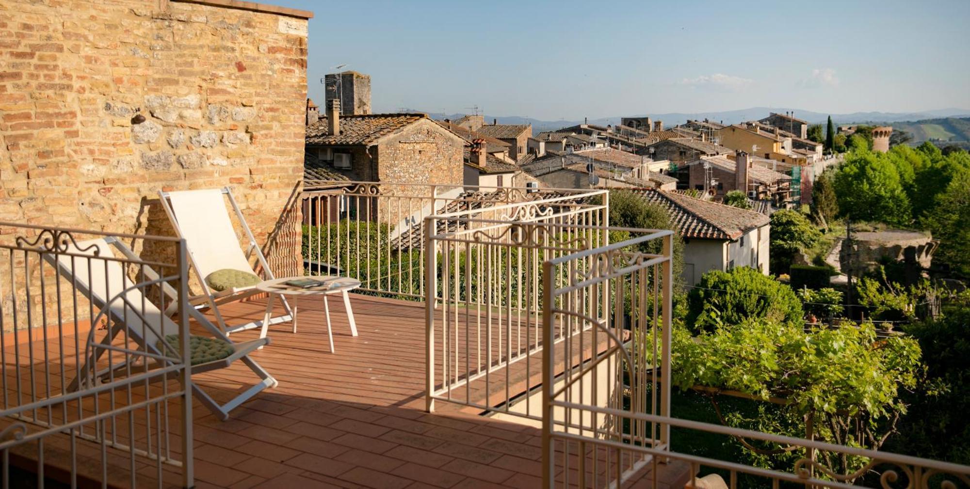 Appartamento Le Palme Con Terrazze In Centro San Gimignano Bagian luar foto